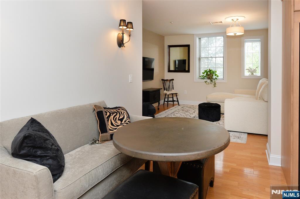 5303 Rio Vista Drive Mahwah, NJ 07430 - Photo 3 of 10