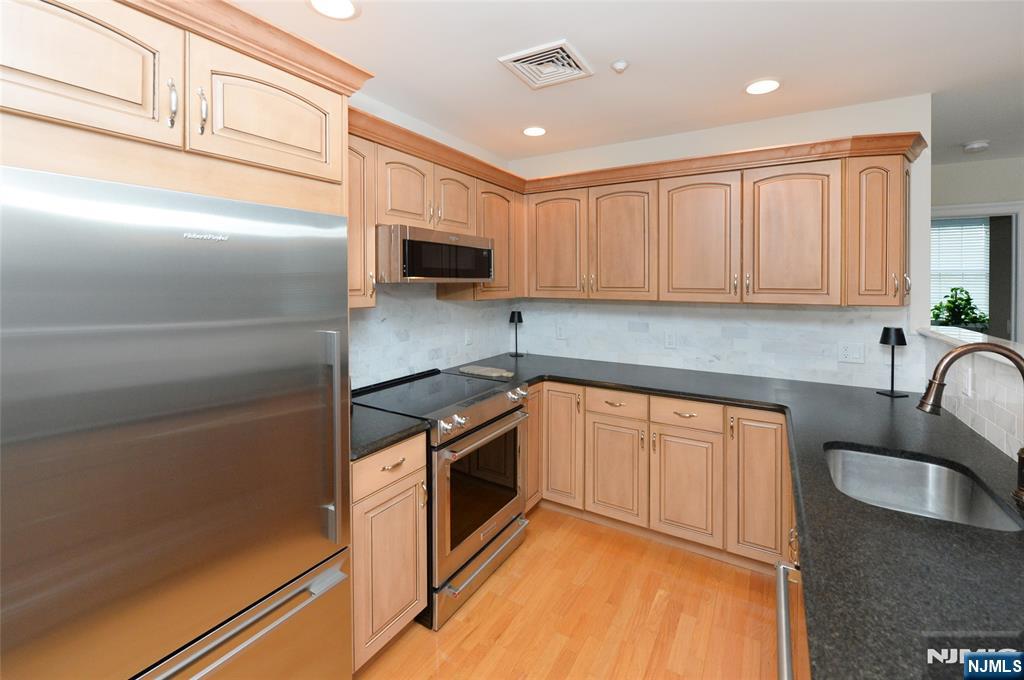5303 Rio Vista Drive Mahwah, NJ 07430 - Photo 4 of 10