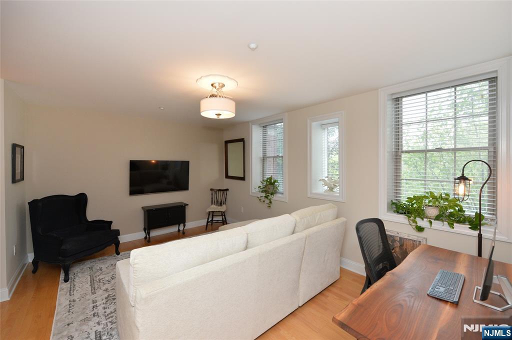 5303 Rio Vista Drive Mahwah, NJ 07430 - Photo 6 of 10