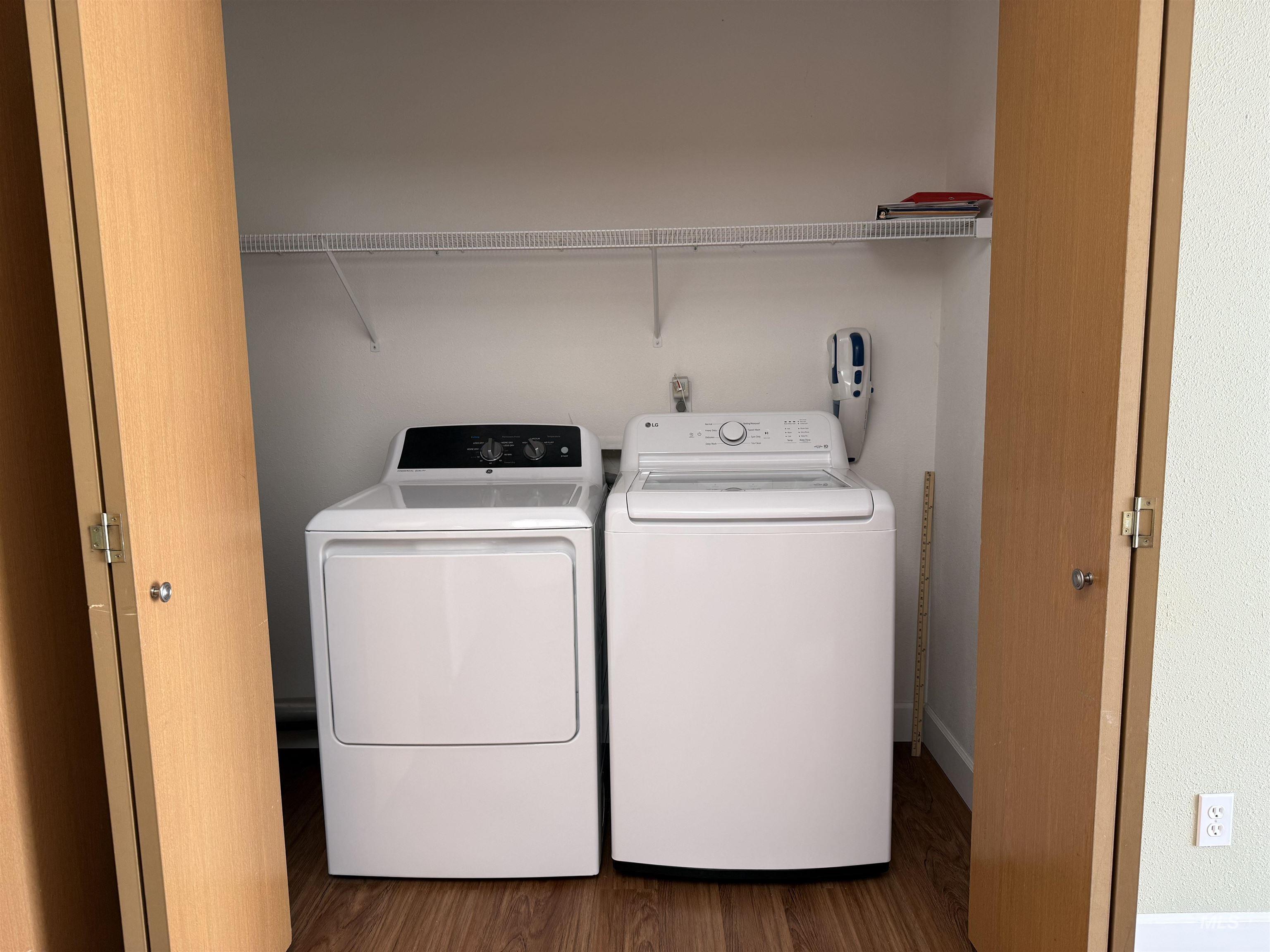 257 Pintail Lane Moscow, ID 83843 - Photo 8 of 28 Laundry area with dark wood-type flooring and washing machine and dryer