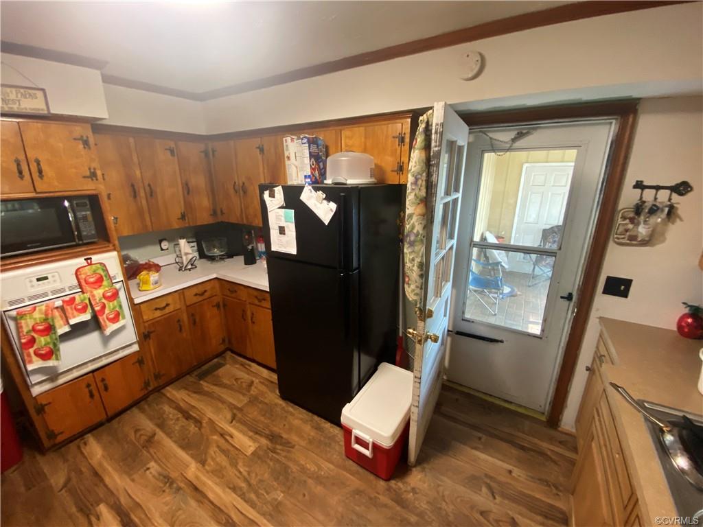 241 Nottoway Falls Road Kenbridge, VA 23944 - Photo 10 of 29 a room with furniture and a window