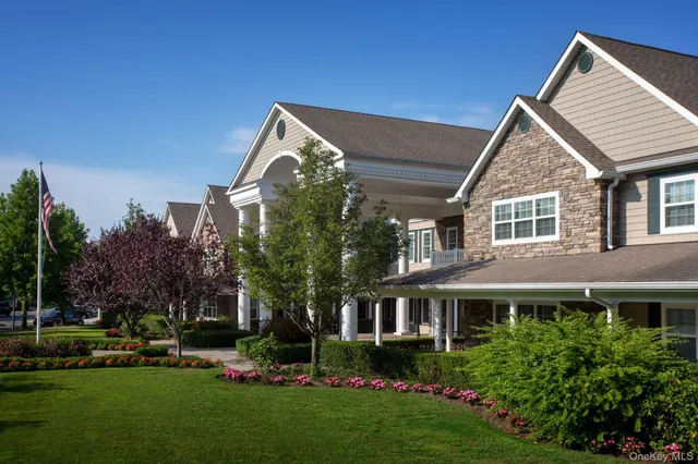 $2,640 | 19 Adams Way, Unit 19, Sayville, NY 11782