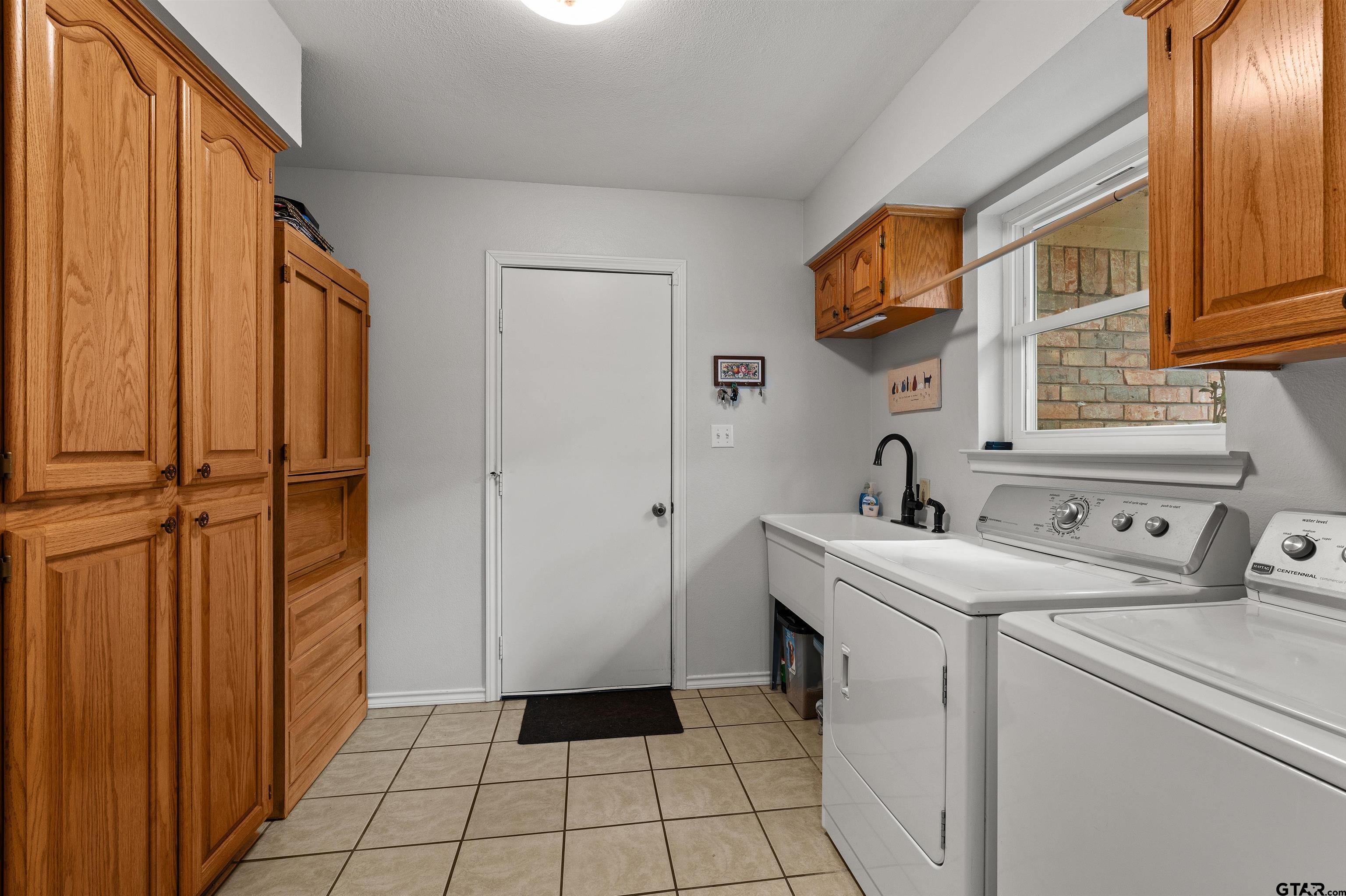 20 County Road 2938 South Pittsburg, TX 75686 - Photo 13 of 27 a room with a washing machine and sink