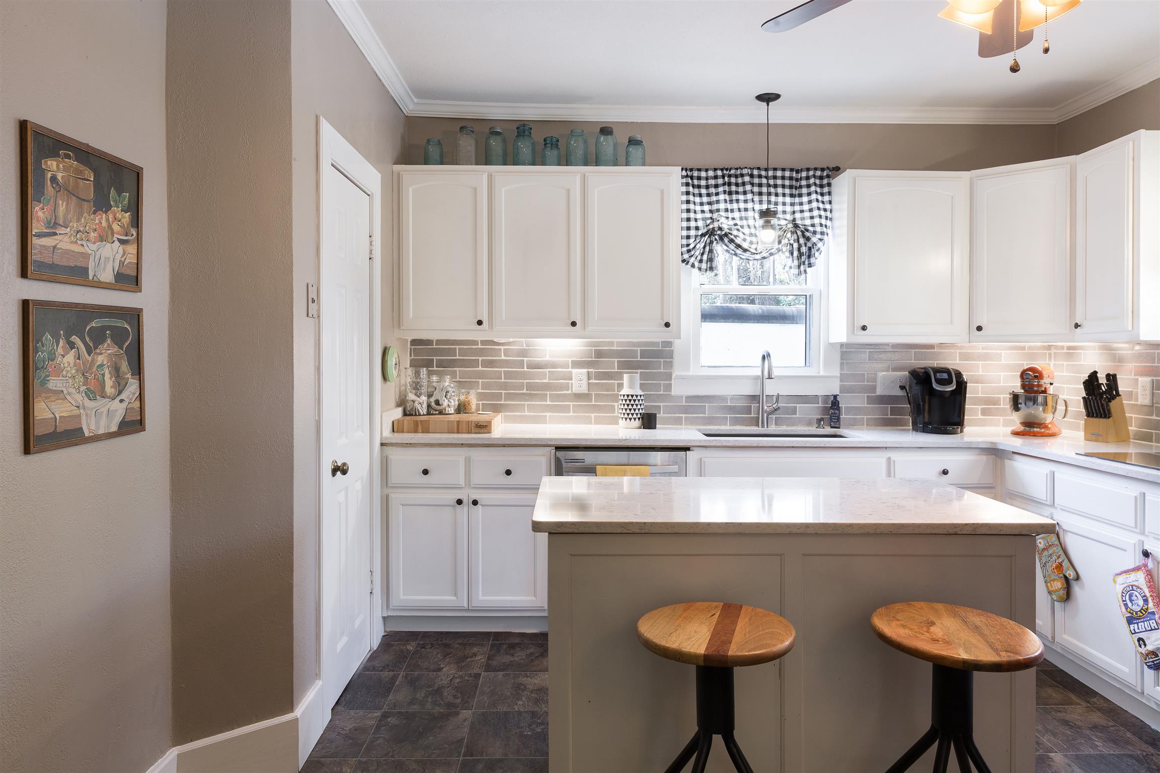 106 Rinks Circle Columbia, TN 38401 - Photo 16 of 21 Kitchen. All major appliances stay
