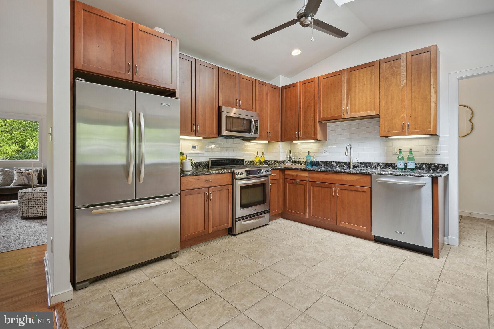 7705 Glenmore Spring Way Bethesda, MD 20817 - Photo 4 of 30 Modern Kitchen