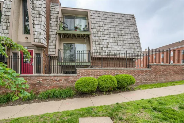 $184,900 | 3602 Gillham Road, Unit 4, Kansas City, MO 64111