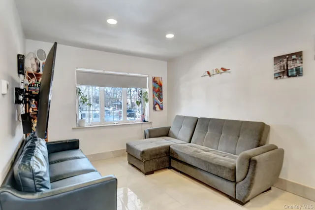 a view of entryway and kitchen