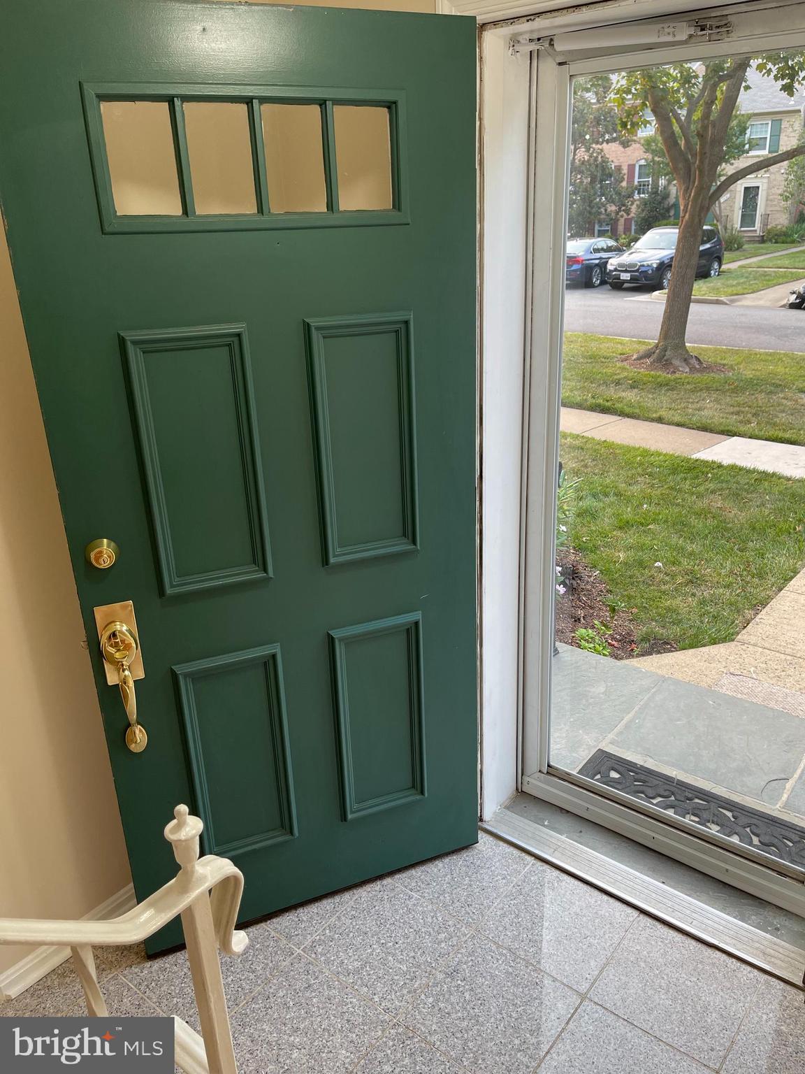 7025 Leebrad Street Springfield, VA 22151 - Photo 3 of 32 Elegant tiled landing.