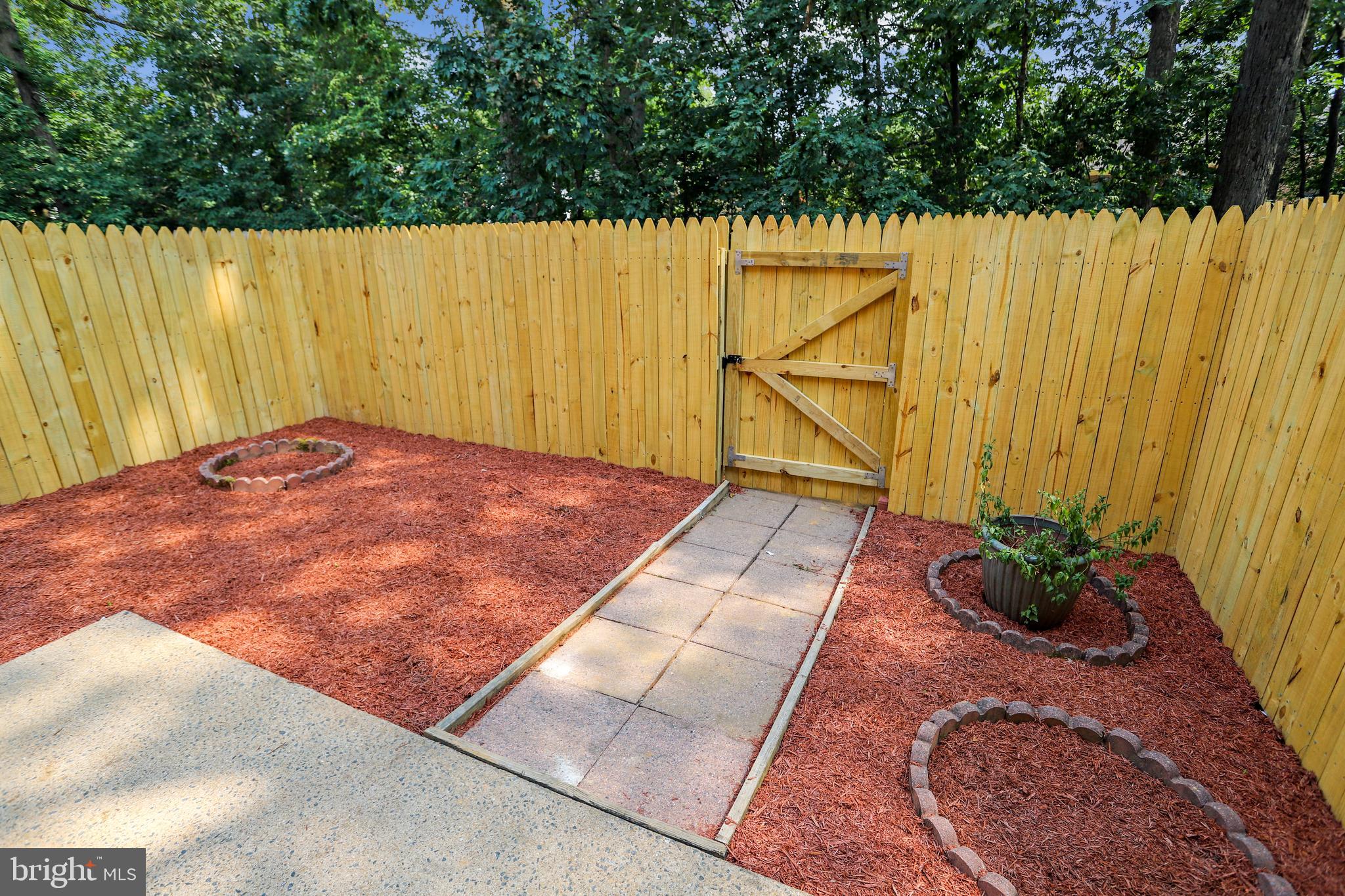 7025 Leebrad Street Springfield, VA 22151 - Photo 25 of 32 Walkway and back gate to common grounds.