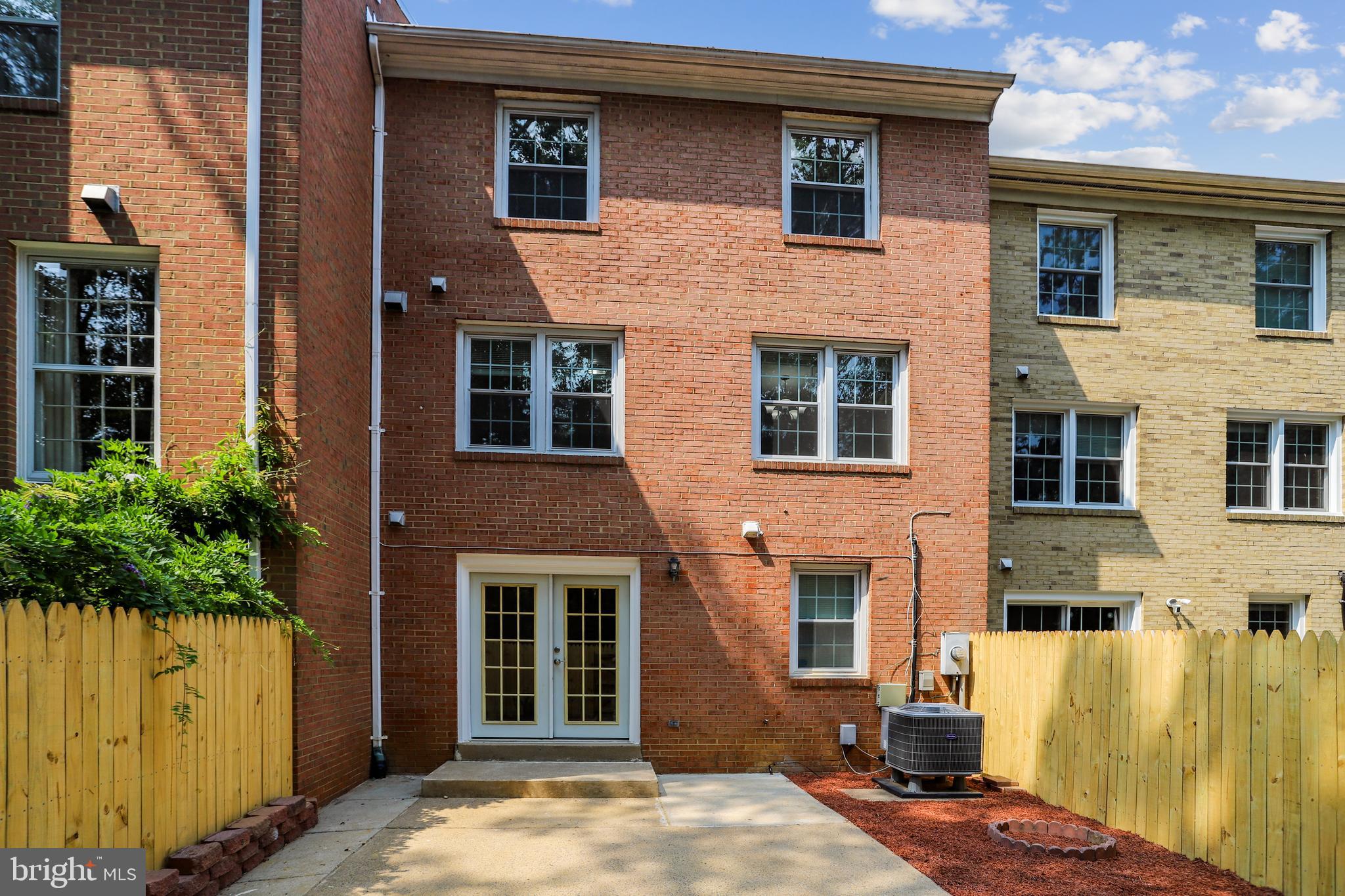7025 Leebrad Street Springfield, VA 22151 - Photo 27 of 32 All brick 3 levels.