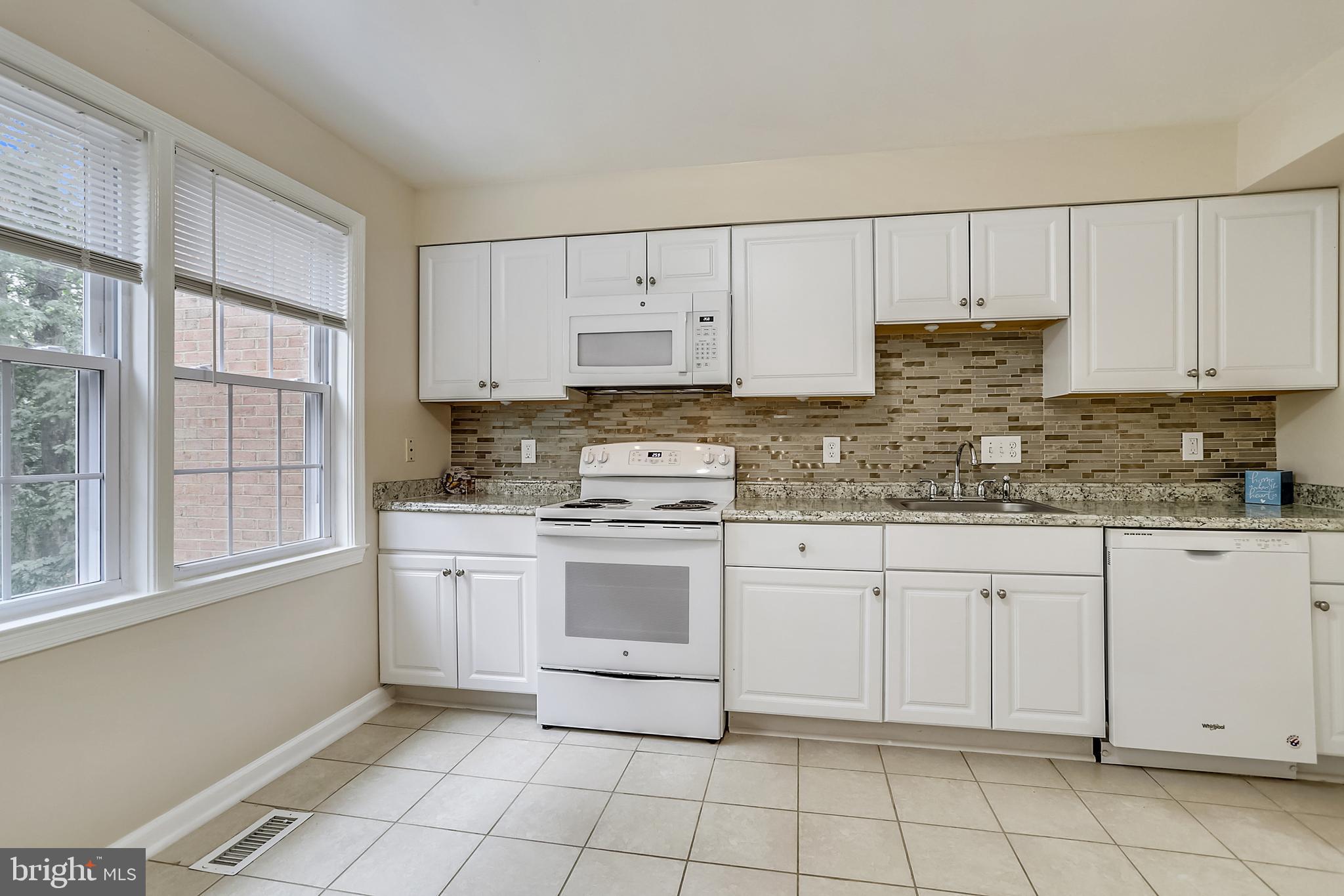 7025 Leebrad Street Springfield, VA 22151 - Photo 7 of 32 Breakfast table space.