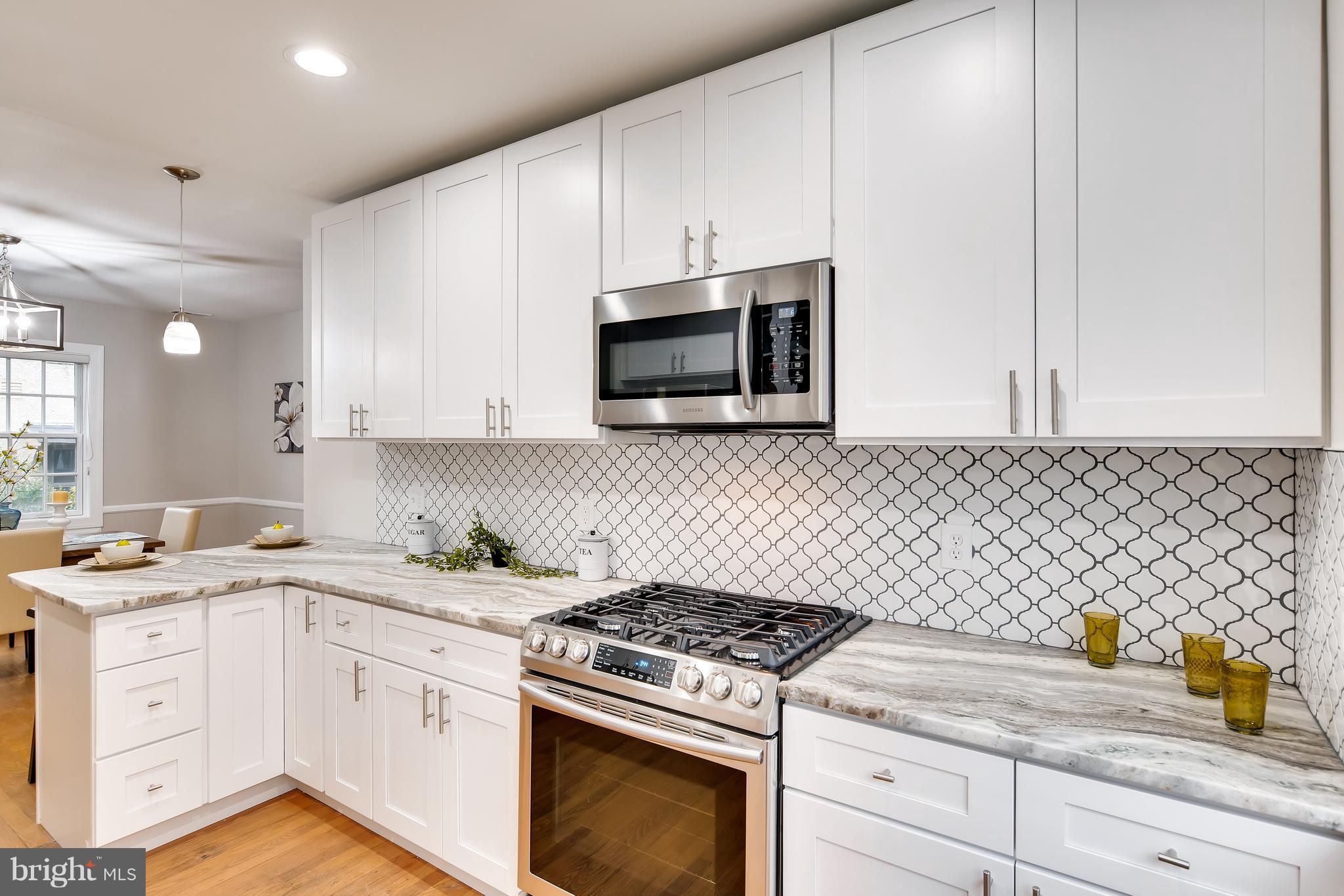 610 Kingston Road Baltimore, MD 21212 - Photo 11 of 33 Kitchen with Breakfast Bar!