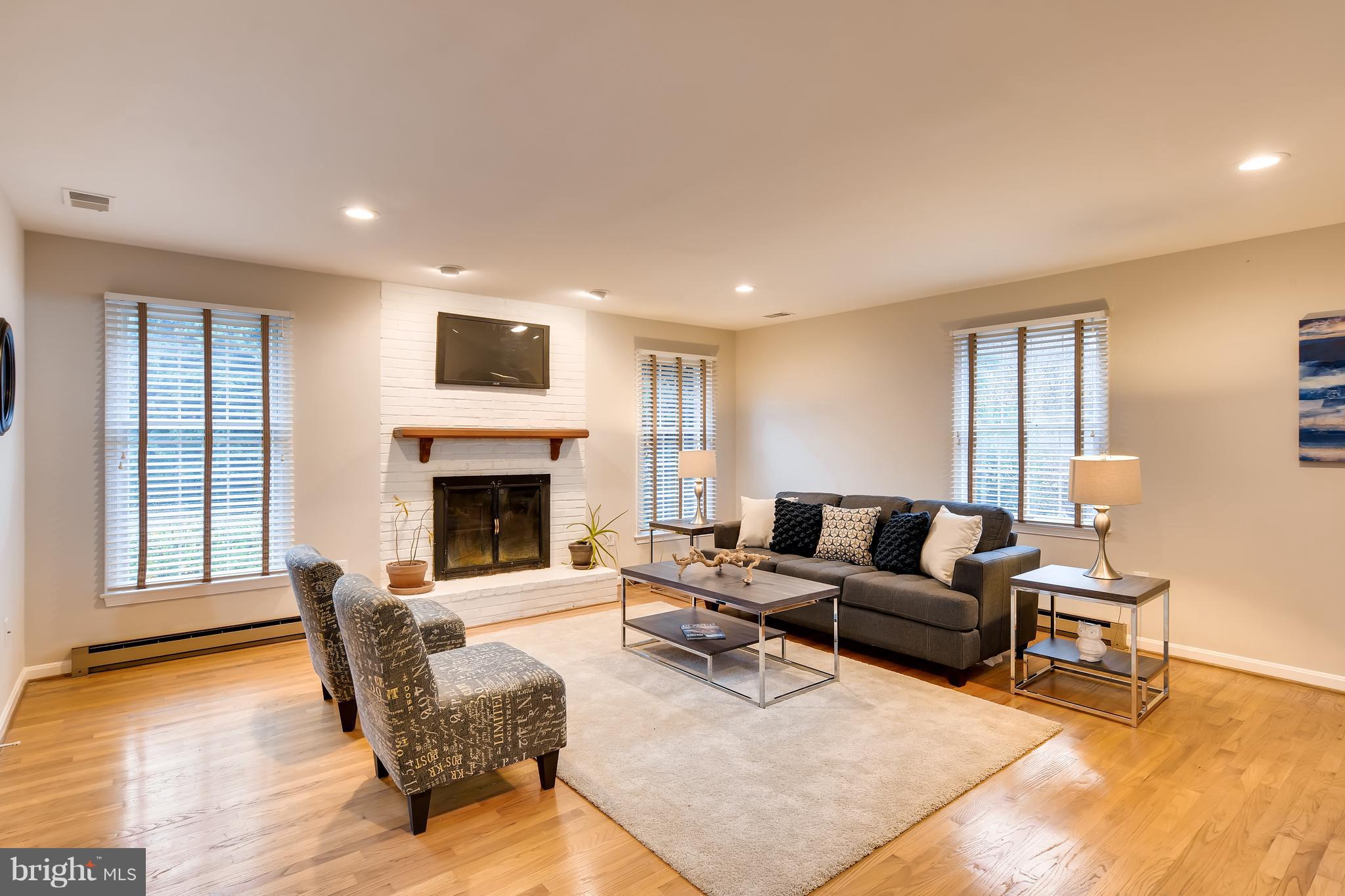 610 Kingston Road Baltimore, MD 21212 - Photo 23 of 33 Family Room! Perfect for Entertainment.