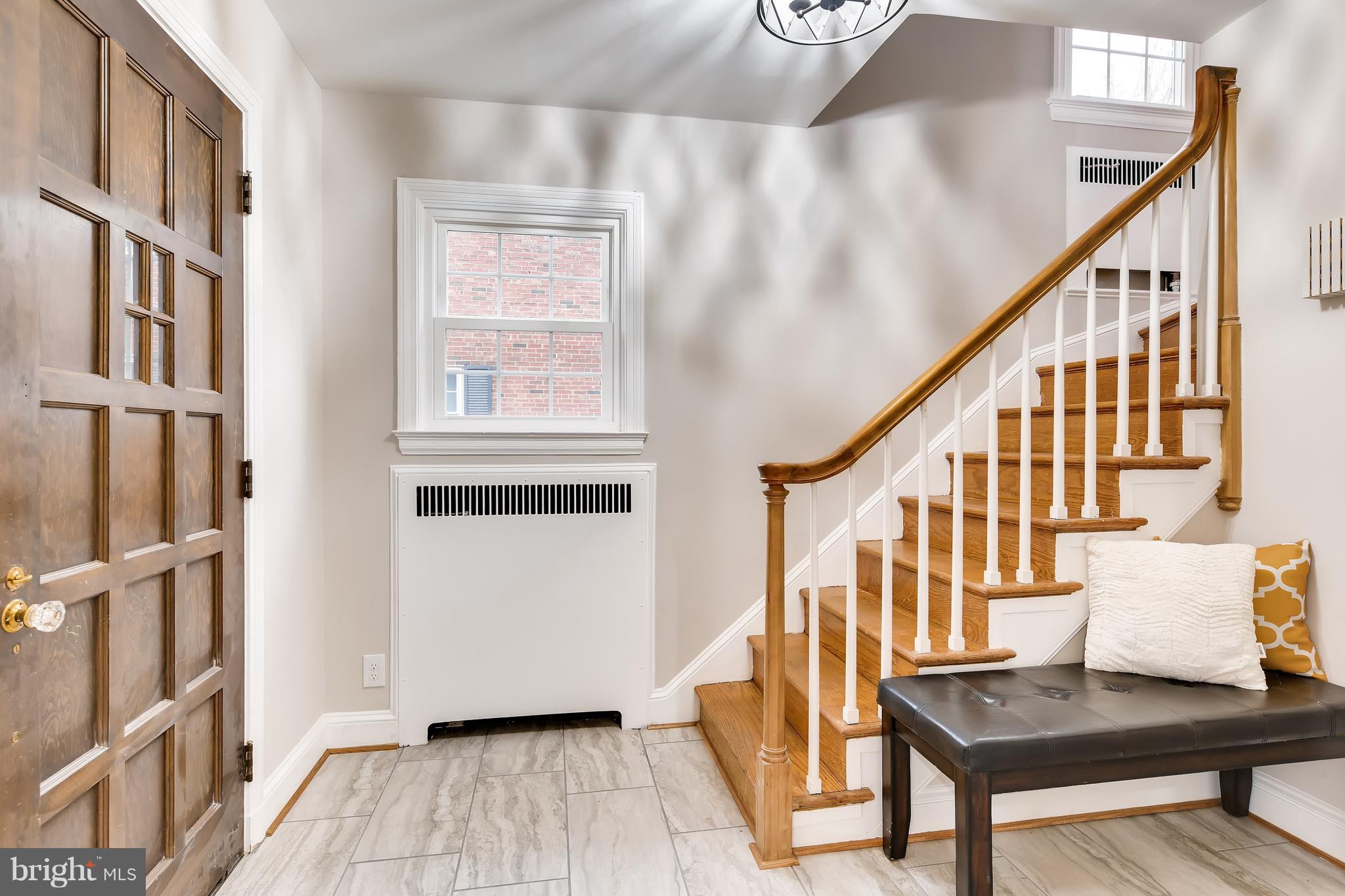 610 Kingston Road Baltimore, MD 21212 - Photo 4 of 33 Foyer!
