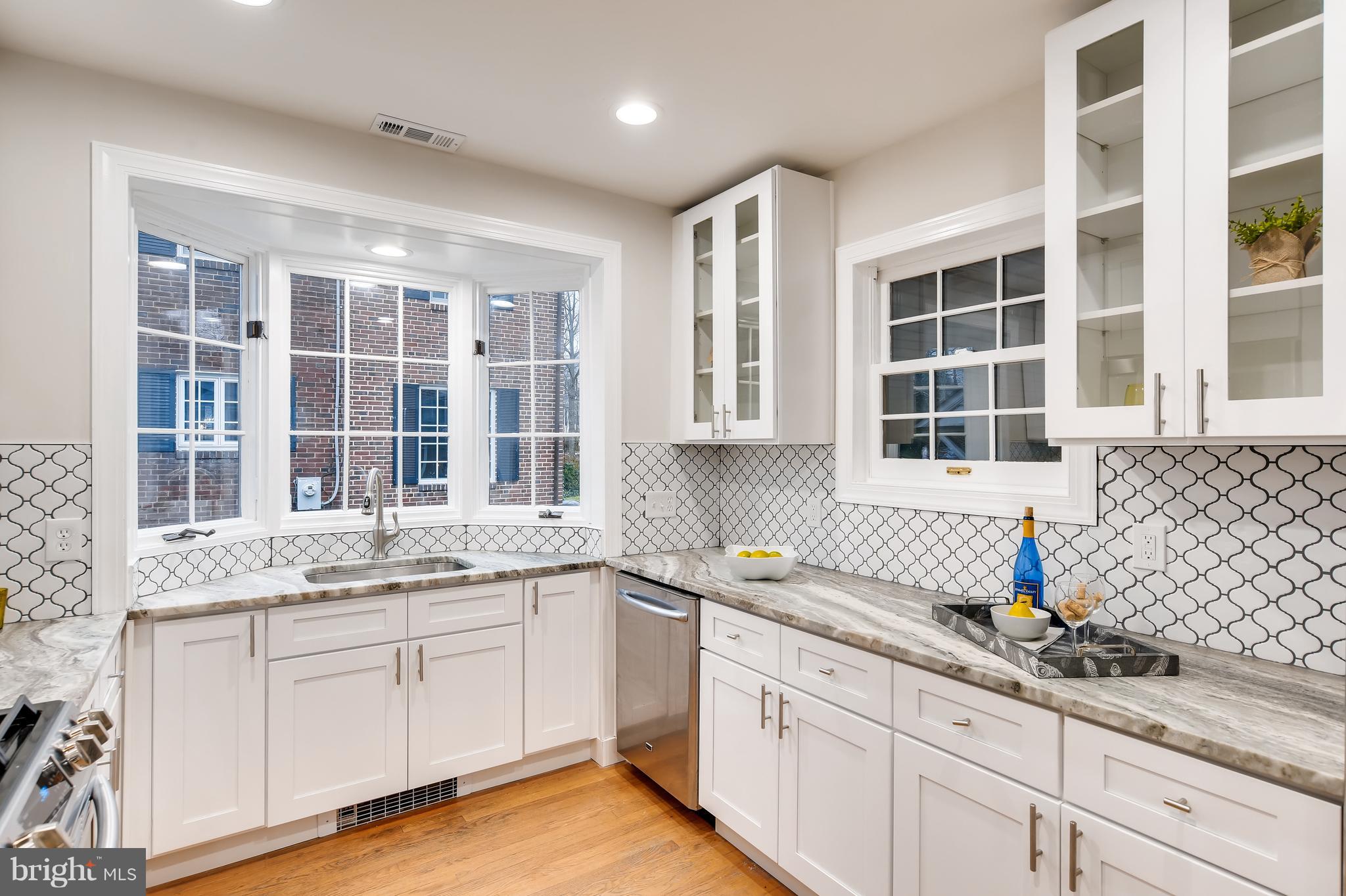 610 Kingston Road Baltimore, MD 21212 - Photo 9 of 33 Custom Back Splash,granite, cabinets!