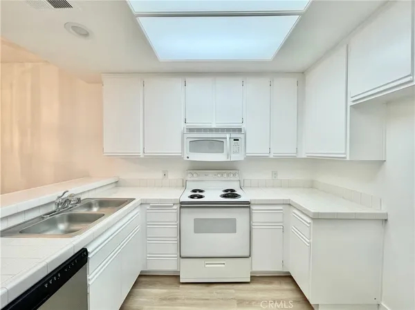 $3,300 | 2960 Champion Way, Unit 1503, Tustin, CA 92782