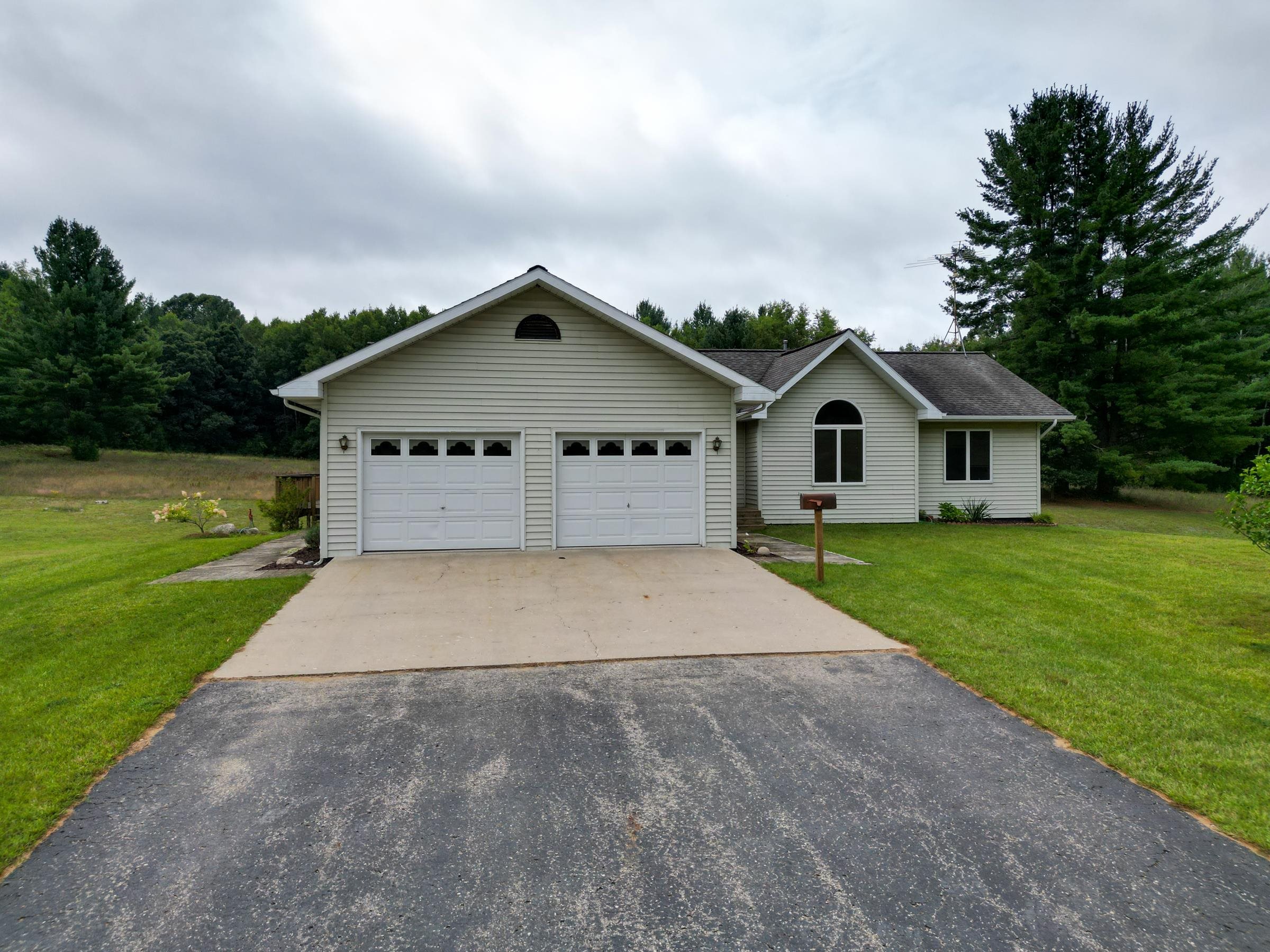 10859 West Blanchard Road Blanchard, MI 49310 - Photo 2 of 41