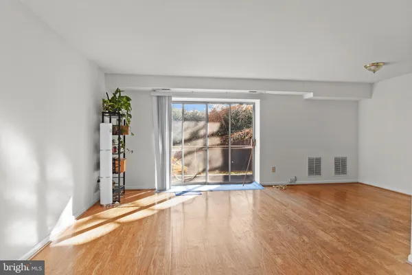 $2,150 | 1931 North Cleveland Street, Unit 213, Arlington, VA 22201