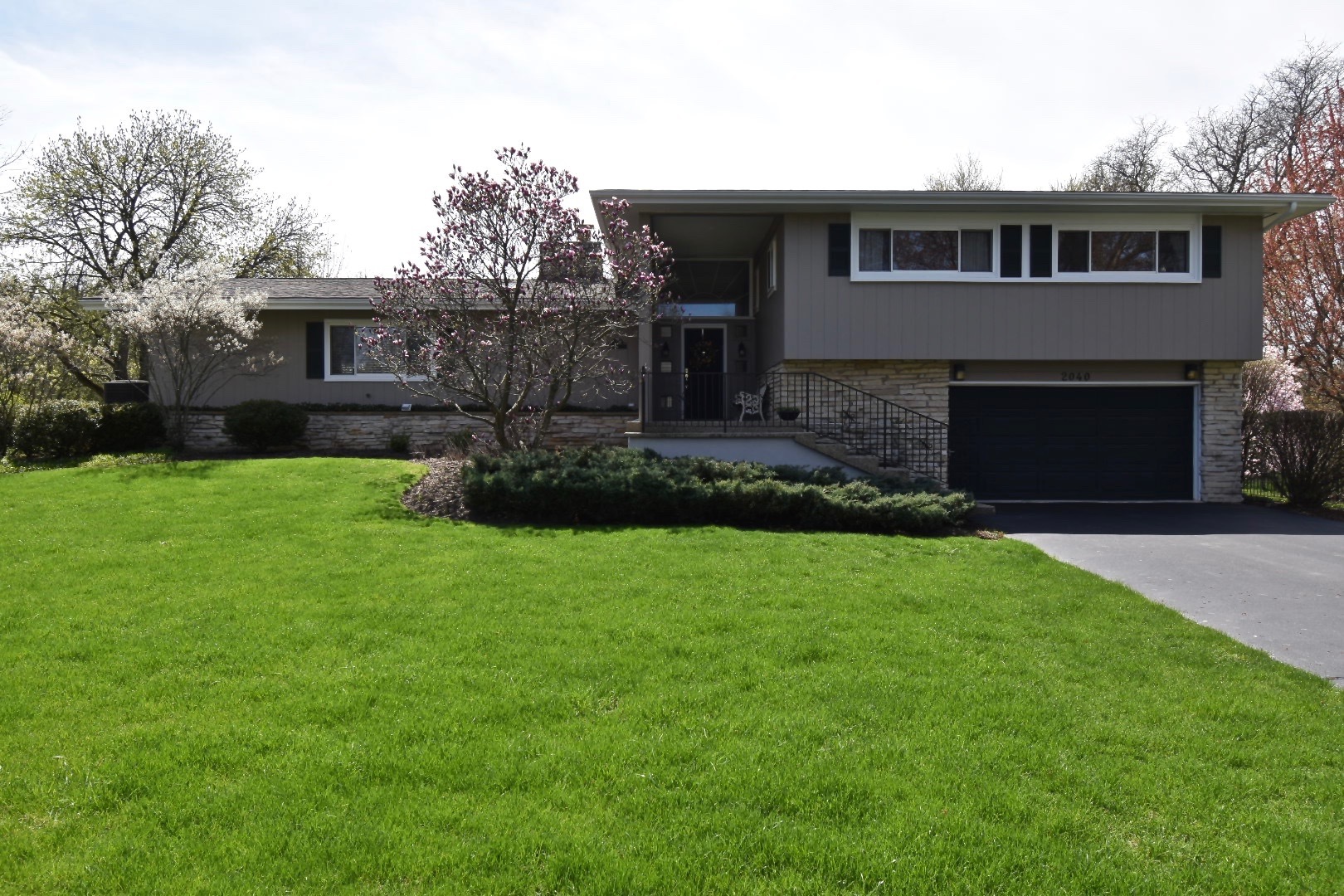 2040 Suffork Road Northfield, IL 60093 - Photo 2 of 36