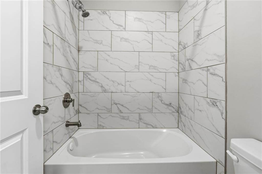 4183 Valtek Court Suwanee, GA 30024 - Photo 25 of 46 a bathroom with a bathtub