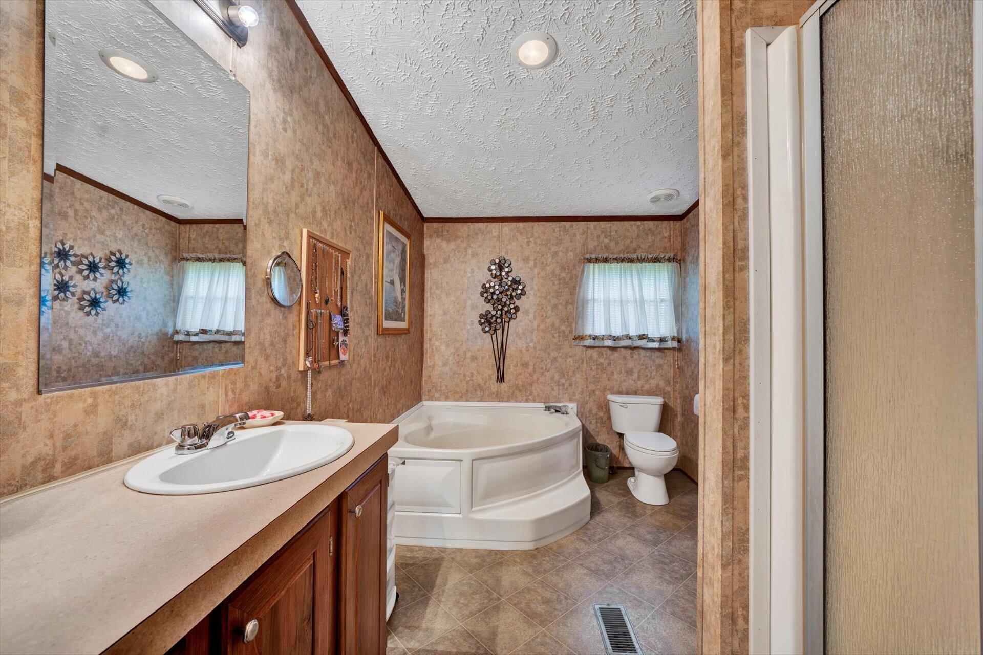 4097-4099 Saunders Road Vinton, VA 24179 - Photo 9 of 39 09-DSC00022