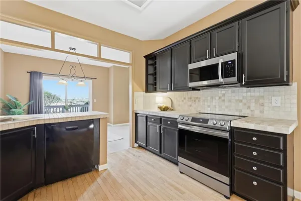 $355,000 | 2419 West 137th Place, Leawood, KS 66224