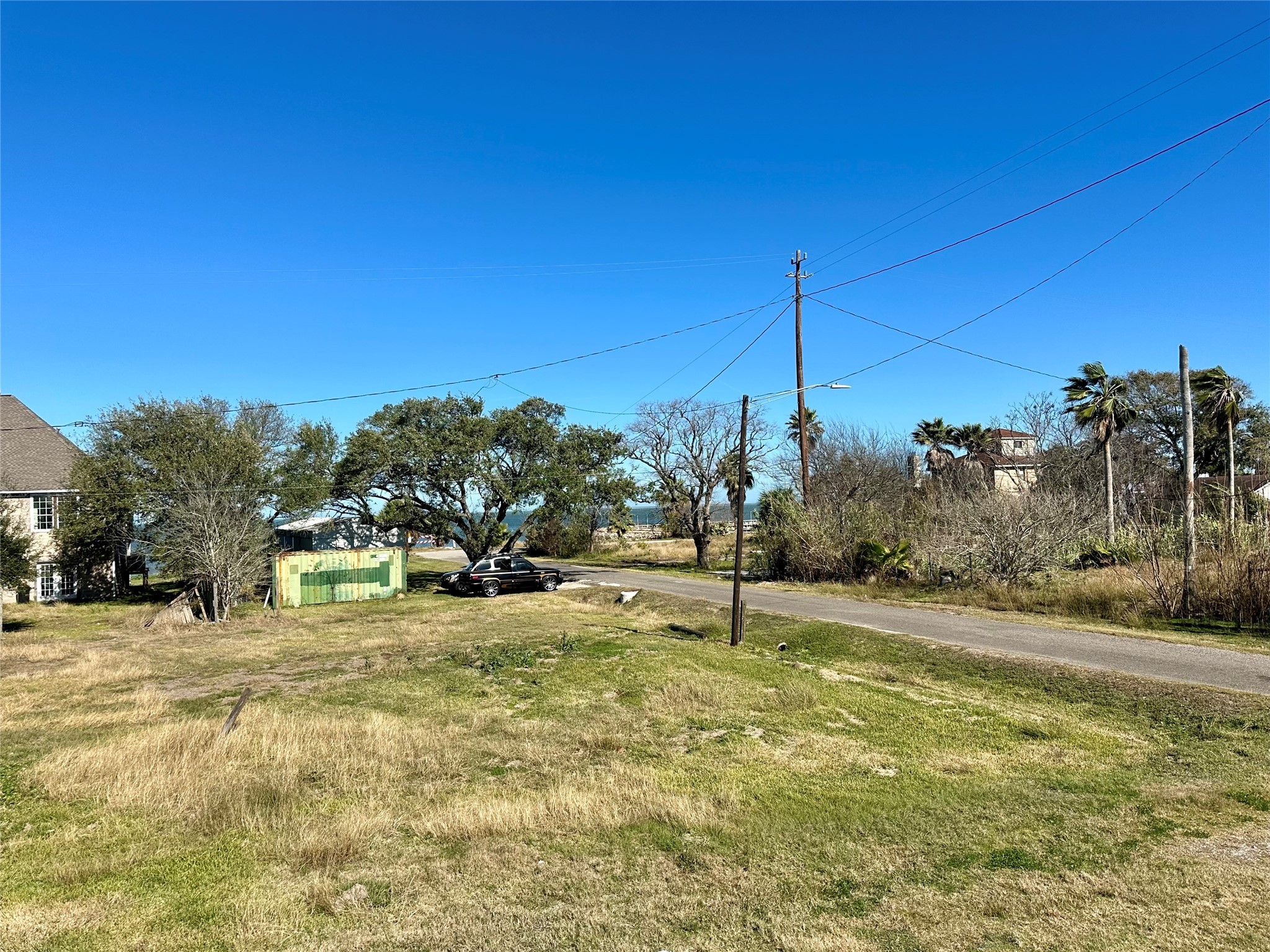 124 7th Street Dickinson, TX 77539 - Photo 18 of 19 a backyard of a house with lots of green space