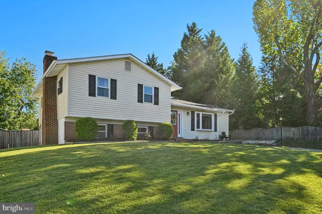 a house that is sitting in the grass