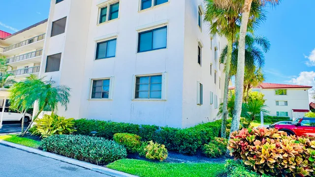 $349,900 | 7030 Half Moon Circle, Unit 121, Hypoluxo, FL 33462