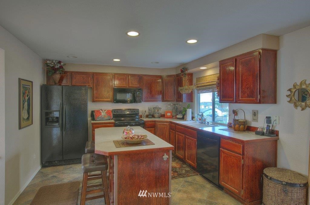 17827 112th Avenue Southeast Renton, WA 98055 - Photo 4 of 16 Gallery Image 4