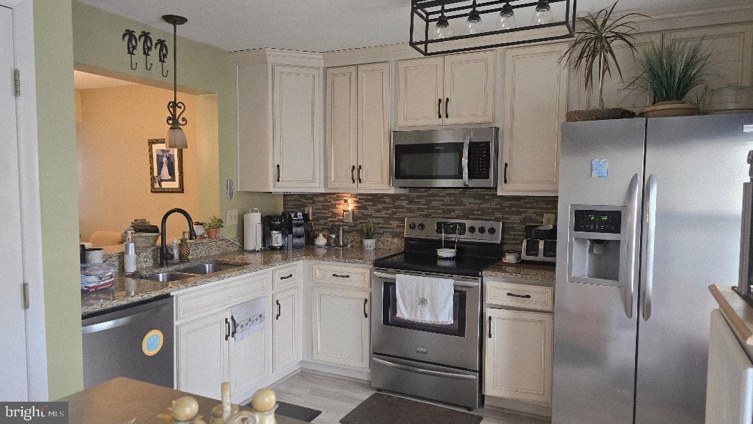 102 Jason's Ridge Smithsburg, MD 21783 - Photo 2 of 15 a kitchen with stainless steel appliances granite countertop a refrigerator sink and stove