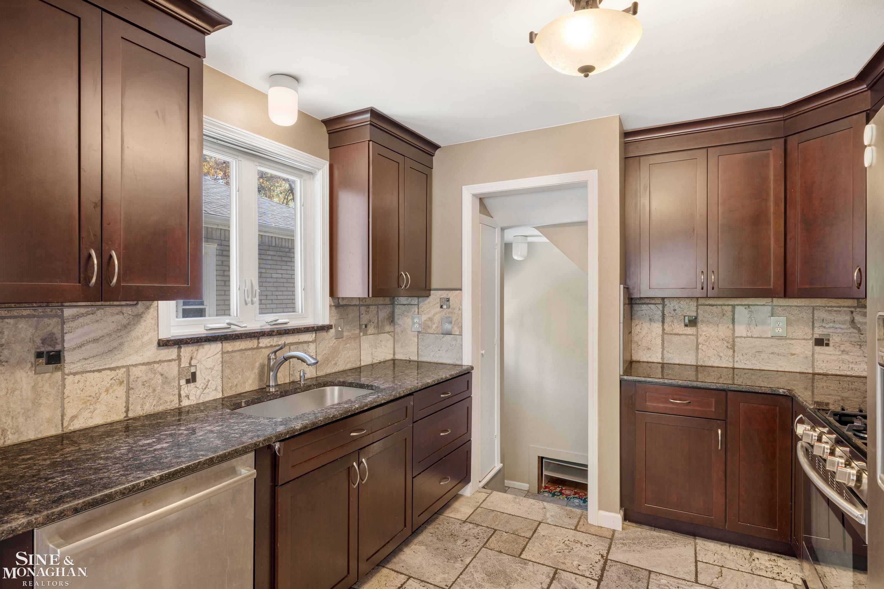 2073 Hampton Road Grosse Pointe Woods, MI 48236 - Photo 12 of 39