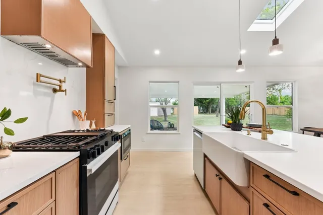 $649,500 | 7503 Carriage Drive, Austin, TX 78752