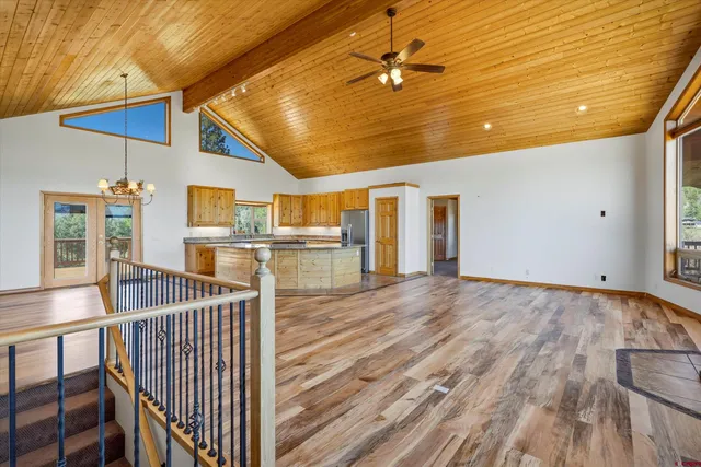 a view of livingroom with furniture
