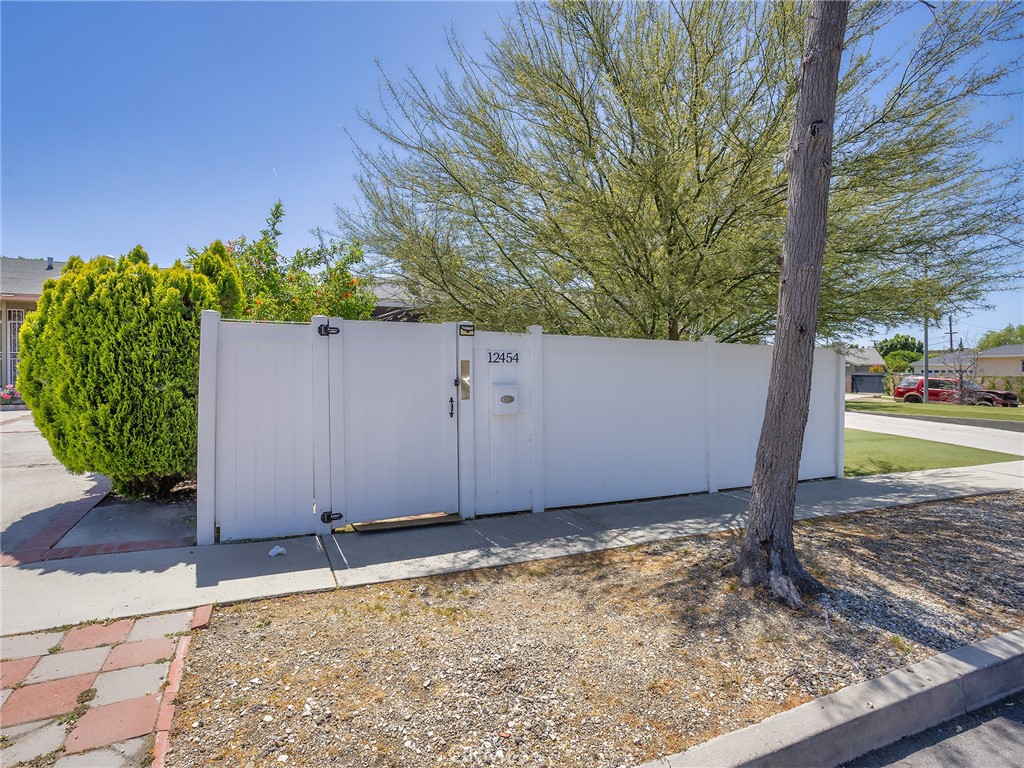 12456 Rouge Street Sun Valley, CA 91352 - Photo 36 of 36 Front