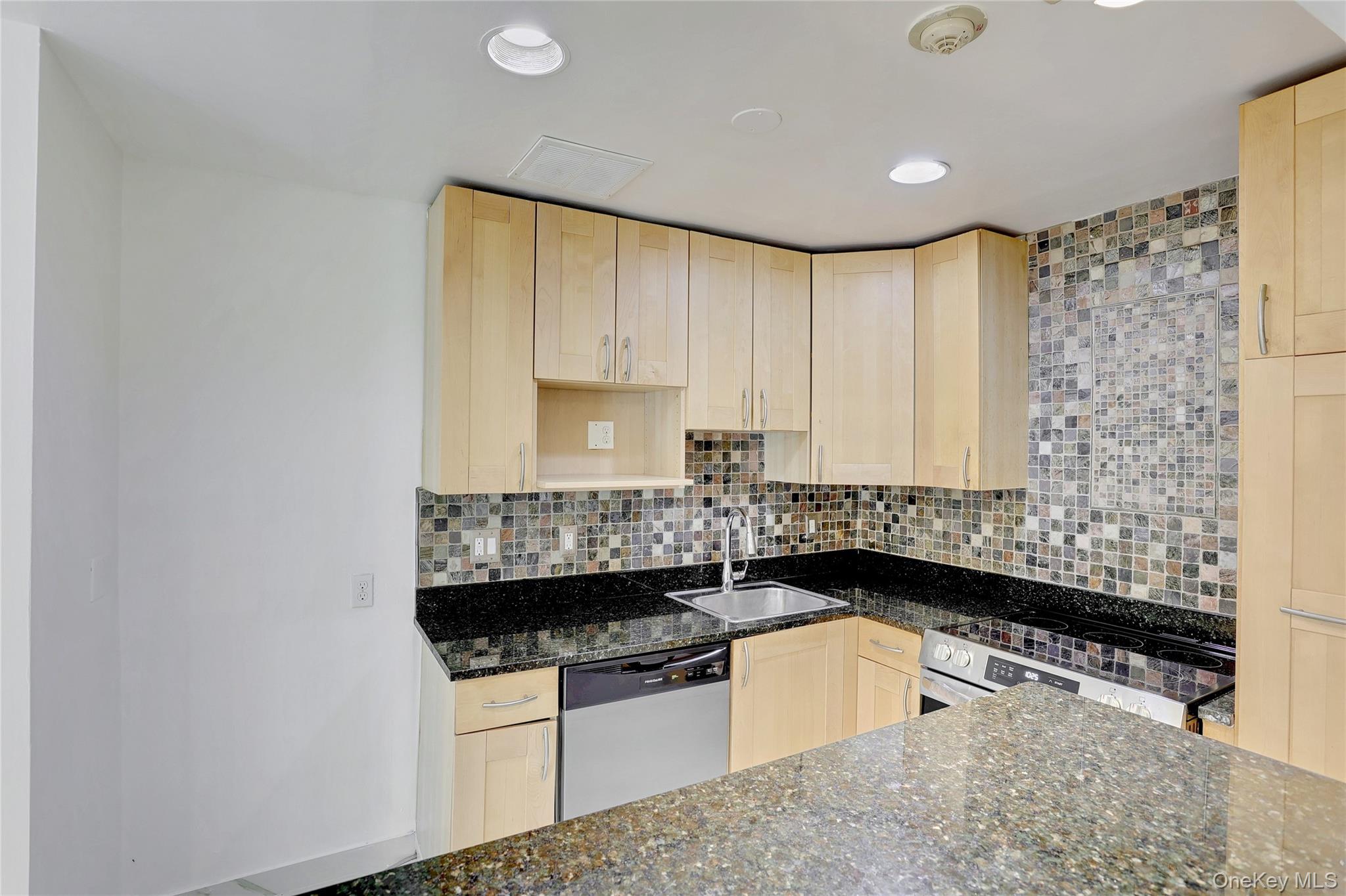 7 Secora Road, Unit H18 Monsey, NY 10952 - Photo 4 of 27 Granite counters and bar height counter