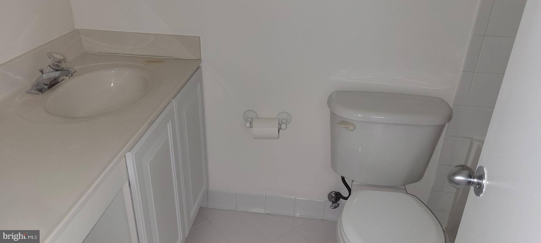 260 North Cottage Road Sterling, VA 20164 - Photo 14 of 21 Upper Hallway Full Bathroom