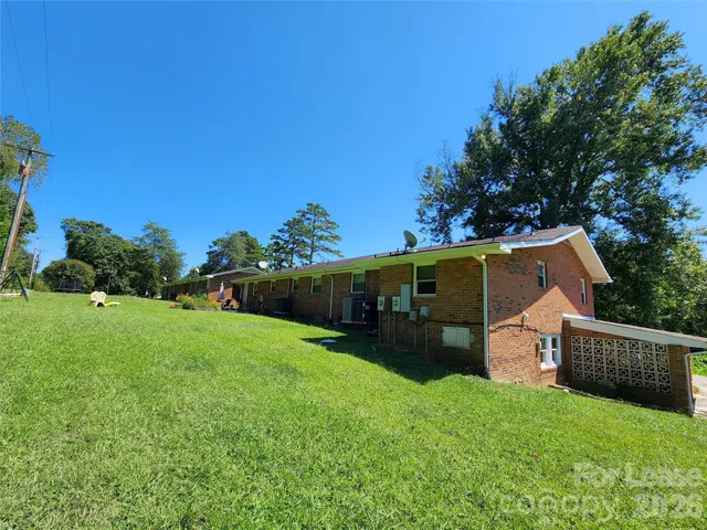 a view of a backyard