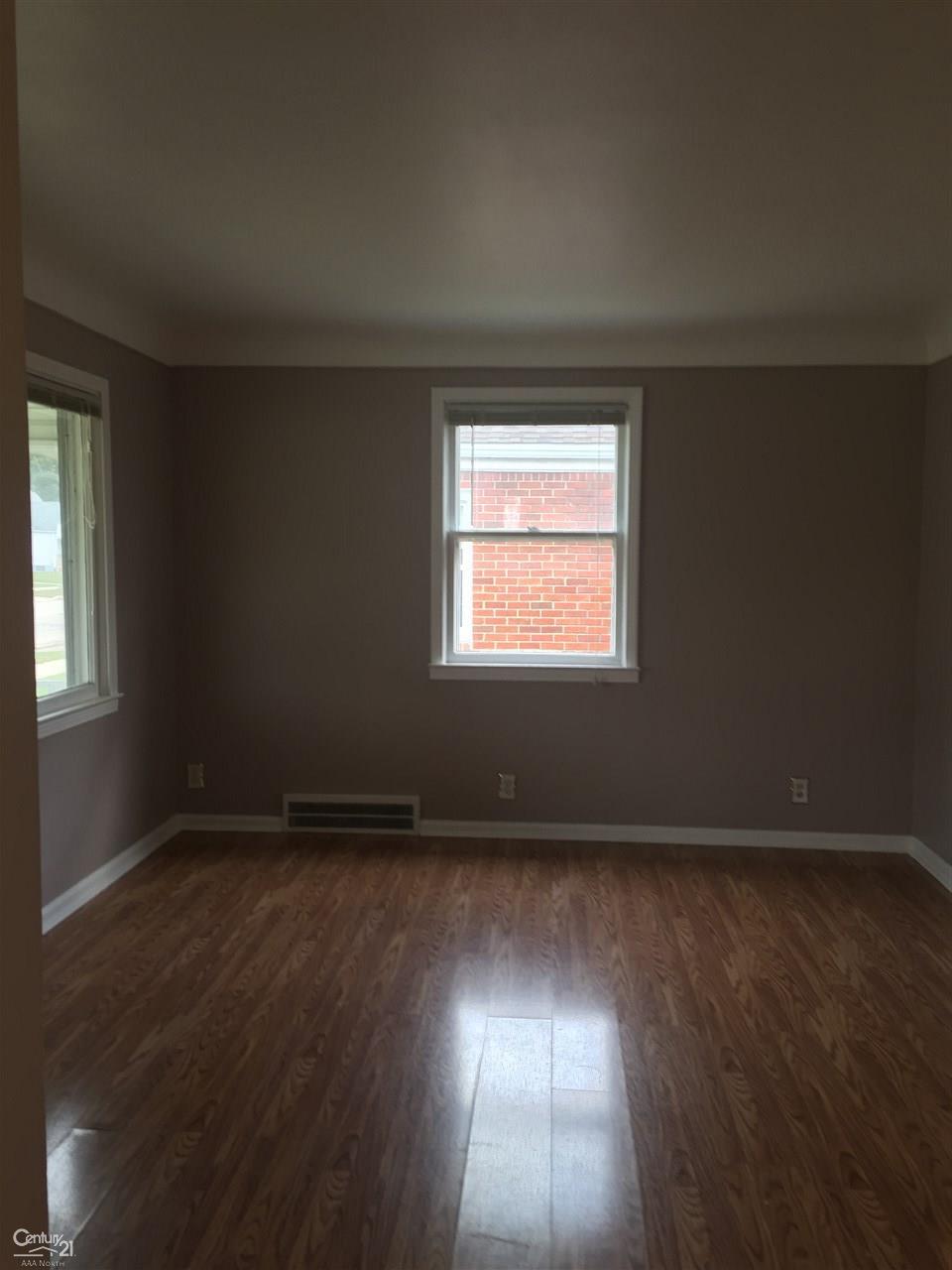 8260 Stephens Warren, MI 48089 - Photo 5 of 27 Gallery Image 5