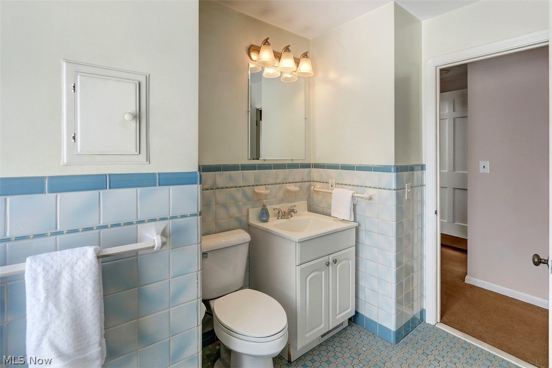4783 Broadale Road Cleveland, OH 44109 - Photo 21 of 27 Spacious first floor full bath has room for storage, original charm