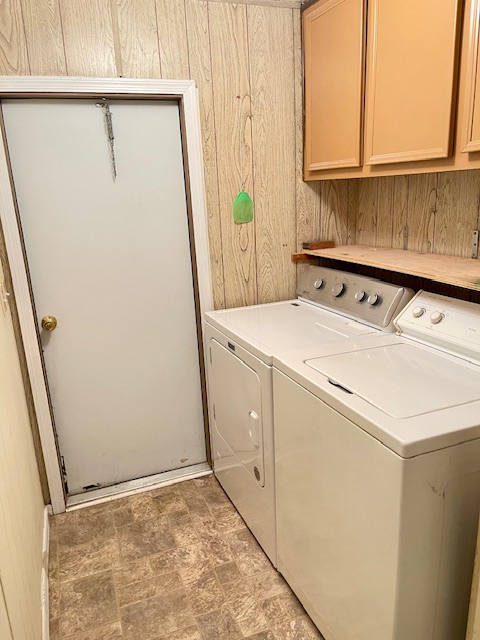 5075 Mountain View Road Fort Mohave, AZ 86426 - Photo 21 of 27 Indoor laundry with storage and backyard access door.