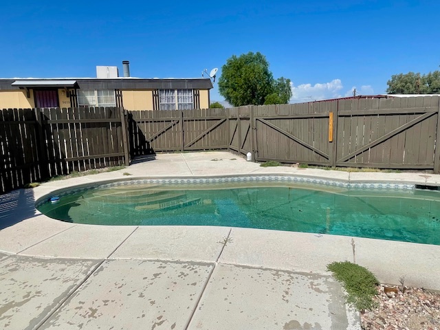 5075 Mountain View Road Fort Mohave, AZ 86426 - Photo 23 of 27 View of swimming pool