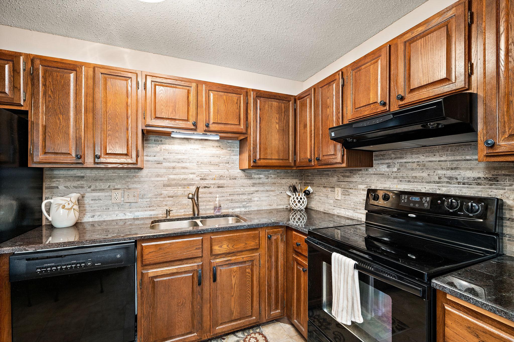 10451 Greenbrier Road, Unit 318 Minnetonka, MN 55305 - Photo 4 of 27