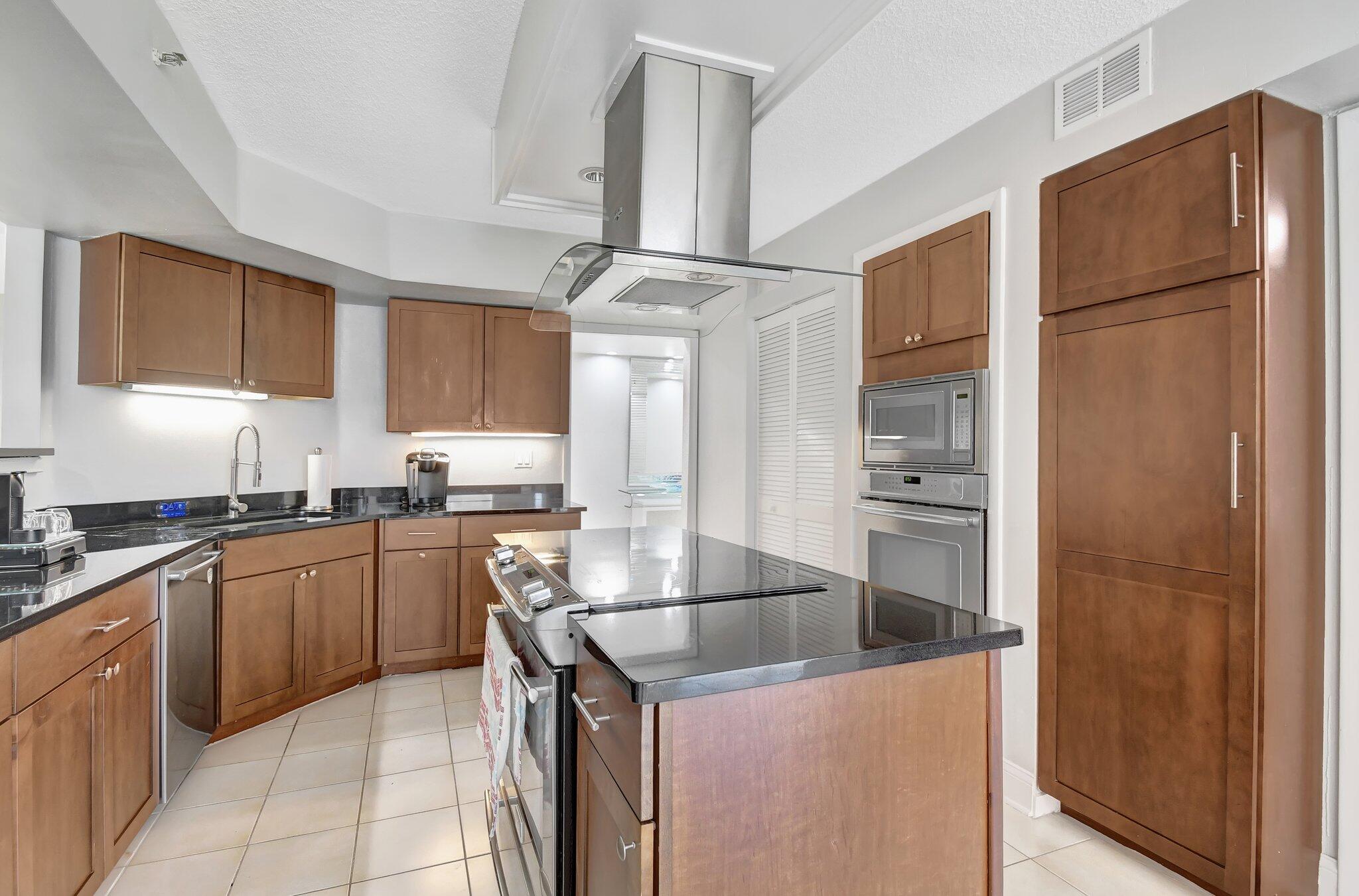 7201 Promenade Drive, Unit 302 Boca Raton, FL 33433 - Photo 14 of 46 kitchen