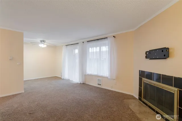 $2,400 | 15721 Northeast 18th Street, Unit D1, Bellevue, WA 98008