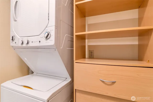 $2,400 | 15721 Northeast 18th Street, Unit D1, Bellevue, WA 98008