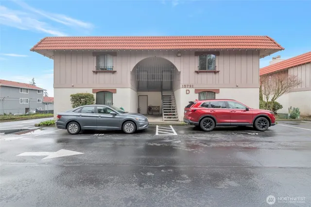 $2,400 | 15721 Northeast 18th Street, Unit D1, Bellevue, WA 98008