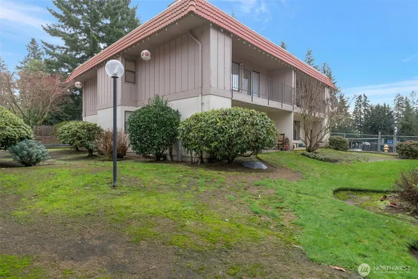 $2,000 | 15721 Northeast 18th Street, Unit D1, Bellevue, WA 98008