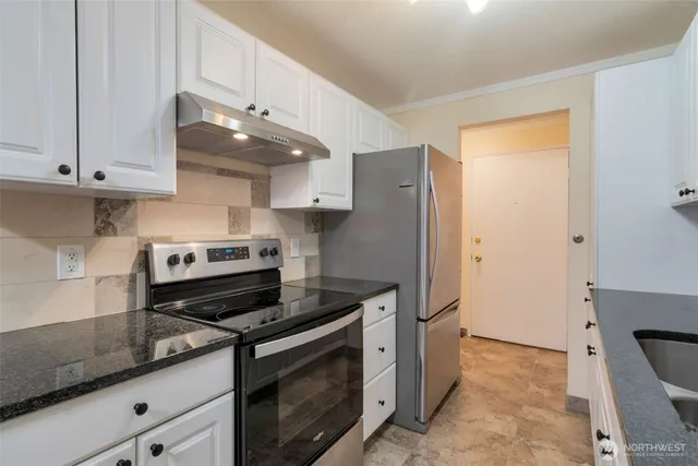 $2,400 | 15721 Northeast 18th Street, Unit D1, Bellevue, WA 98008