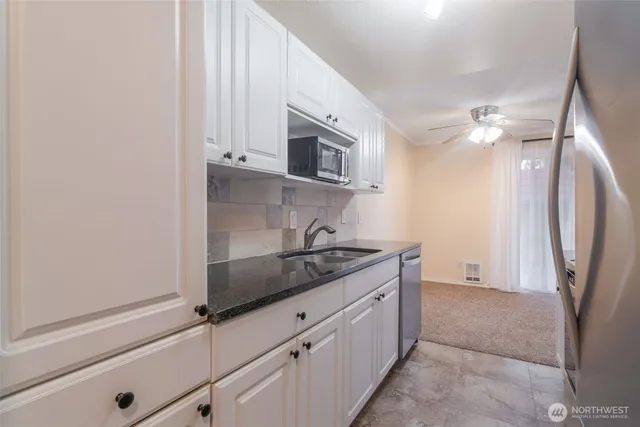 $2,400 | 15721 Northeast 18th Street, Unit D1, Bellevue, WA 98008